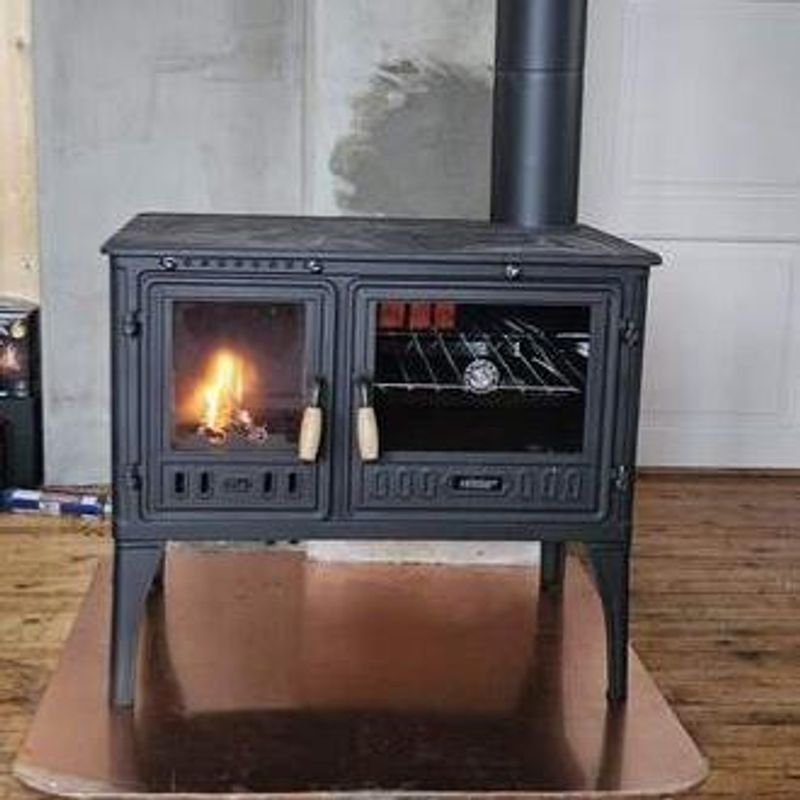 Vedkomfyr Modell 8025C 8,5 kW støpejern med sideglass